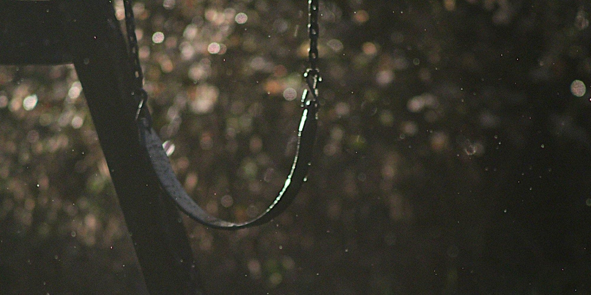 Schaukeln im Regen